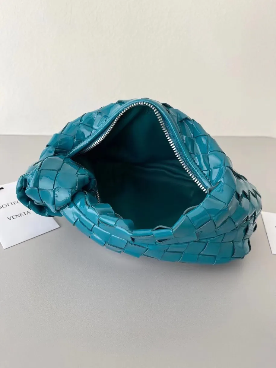 Patent leather BV Jodie mini〰️The round bag shape has always been the top seller of BV❗️The hollow design of the triangular pull tag can be matched with any clothes. The outer part is made of first-layer patent leather cowhide, and the inner part is still the most expensive sheepskin in the market. Our products are not market currency! ! For leather hardware, we are very strict in auditing! It’s not the best thing to do, even if you earn less! 28×23×8